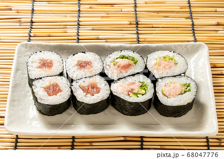 巻き寿司盛り合わせ。鉄火巻きとネギトロ巻き。 68047776