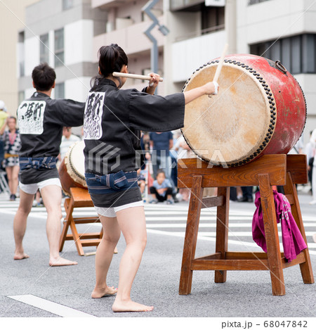 東京台東区の鳥越神社の年中行事の鳥越祭の和太鼓 68047842