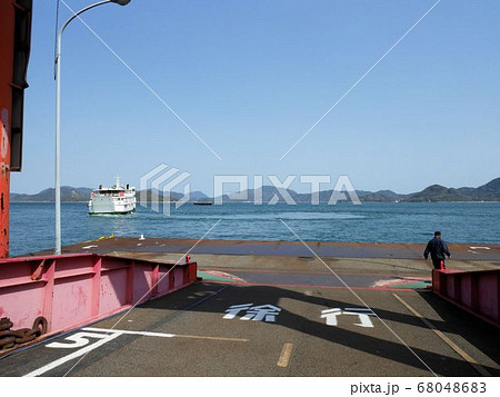 木江港を出港する四国行きのフェリー(広島県大崎上島) 木江港を出港する四国行きのフェリー(広島県大崎上島) 68048683