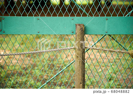 立ち入り禁止 金網フェンス 柵 木の杭の写真素材 6804