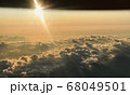 飛行機から見た雲海と夕陽 68049501
