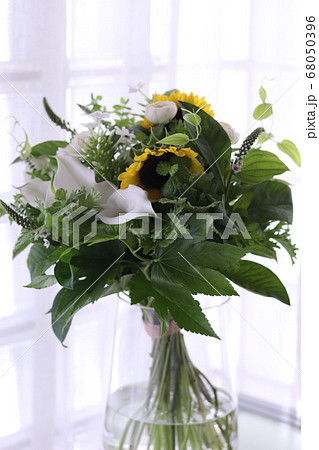 向日葵とカラーのブーケ 68050396