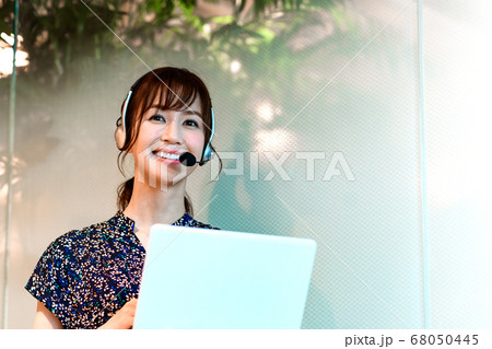 オフィスでチャットするオペレーター オフィスでチャットするオペレーター 68050445