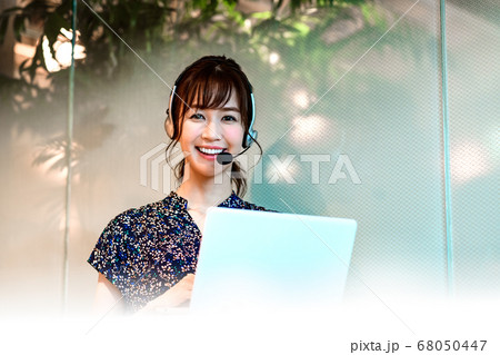 オフィスでチャットするオペレーター 68050447