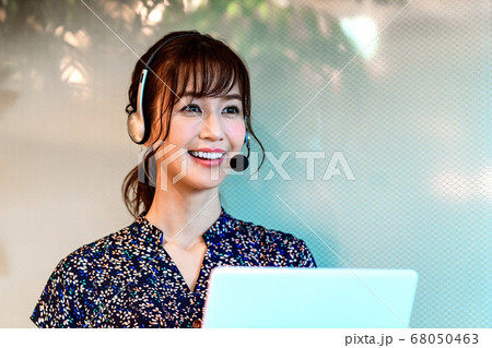 オフィスでチャットするオペレーター 68050463