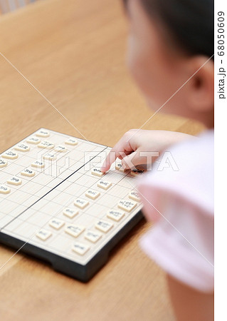 将棋の対局をする女の子 68050609
