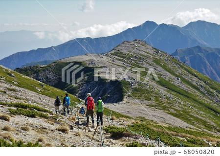 中央アルプス空木岳への稜線を歩く登山者 68050820