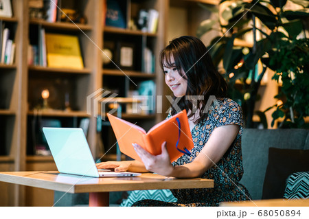 オフィスでチャットするテレワーク中の女性（カジュアル） 68050894