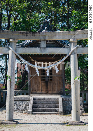 日本の神社の風景 68050960