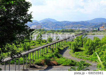 大井川にかかる蓬莱橋 大井川にかかる蓬莱橋 68050981