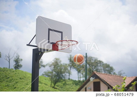 バスケットゴールとシュートしたボール 68051479