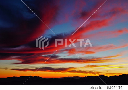 檜尾岳避難小屋からの朝焼けの南アルプス 68051564