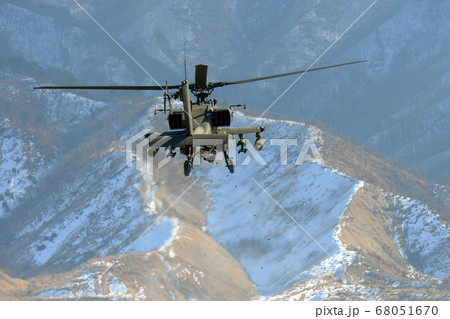 ヘリコプター 飛行 航空機 68051670