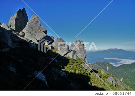 中央アルプス熊沢岳の岩峰と御嶽山 68051744