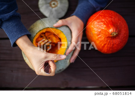 Hollowing out a pumpkin 68051814