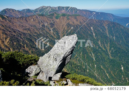 空木岳の突き出た岩峰と木曽駒ヶ岳 空木岳の突き出た岩峰と木曽駒ヶ岳 68052179