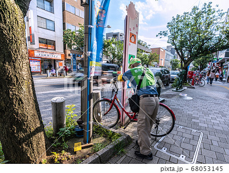 日本の東京都市景観　東急電鉄　桜新町駅（西口）前で活動する放置自転車整理誘導員＝8月2日 68053145
