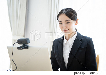 自宅でオンライン面接をする若い女性 自宅でオンライン面接をする若い女性 68053302