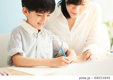 勉強している男の子と見守る大人 68053840