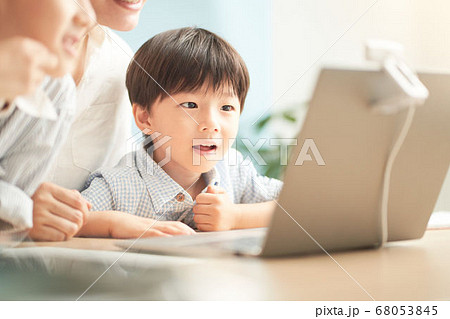 ビデオ通話をする男の子 68053845