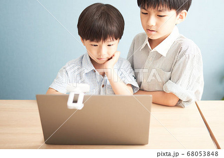 PCの画面を見つめる男の子 PCの画面を見つめる男の子 68053848