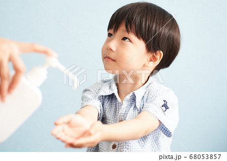 手を消毒する男の子 手を消毒する男の子 68053857
