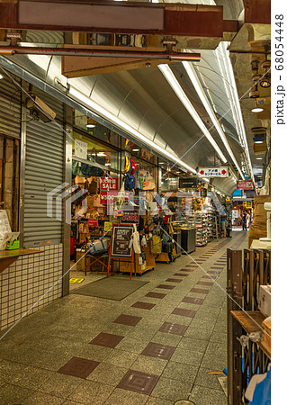 東京の都市風景 アメ横周辺の風景(COVID-19自粛解除後) 68054448