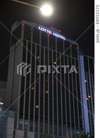 夜 ホテル 建物 68055572