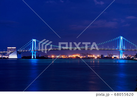 東京湾夜景　青いレインボーブリッジ 68055620