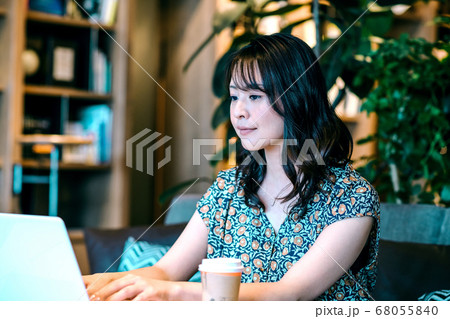 オフィスでチャットするテレワーク中の女性（カジュアル） 68055840