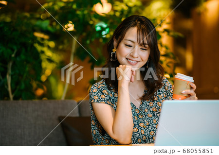 オフィスでチャットするテレワーク中の女性(カジュアル) オフィスでチャットするテレワーク中の女性(カジュアル) 68055851