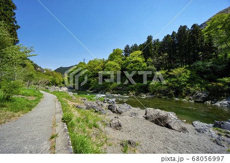新緑の御岳渓谷 青空と多摩川沿いの遊歩道 新緑の御岳渓谷 青空と多摩川沿いの遊歩道 68056997