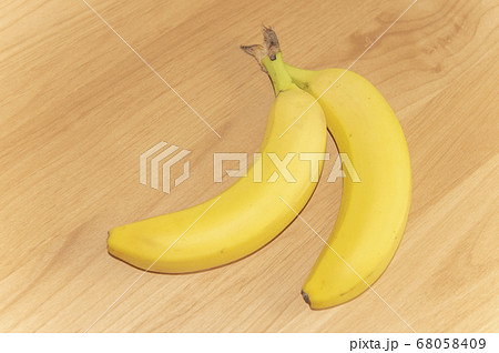 木目の背景にバナナ 木目の背景にバナナ 68058409