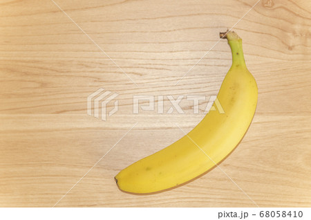 木目の背景にバナナ 木目の背景にバナナ 68058410