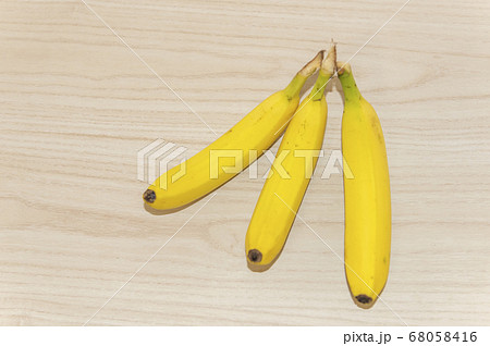 木目の背景にバナナ 68058416