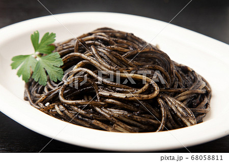 イカスミのスパゲッティ 68058811