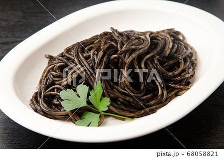 イカスミのスパゲッティ 68058821