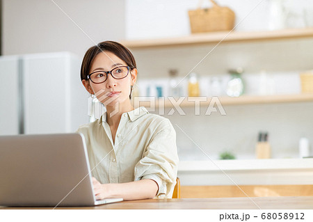 テレワークのミドル女性 テレワークのミドル女性 68058912