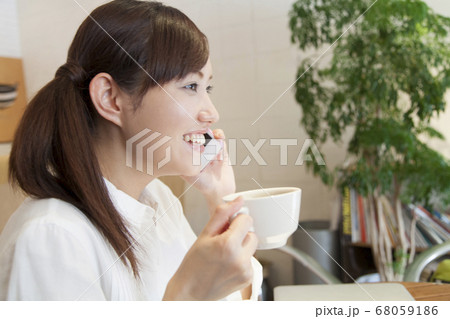 カフェで電話をする女性 68059186
