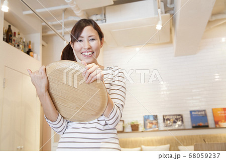 トレンチを持つカフェ店員 トレンチを持つカフェ店員 68059237