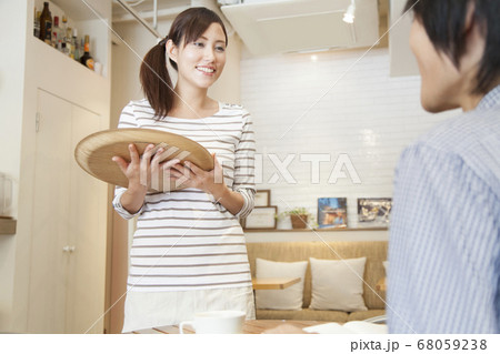 オーダーをとるカフェ店員 オーダーをとるカフェ店員 68059238