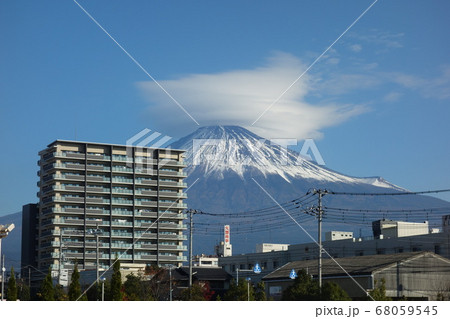富士山に書かかる笠雲 富士山に書かかる笠雲 68059545