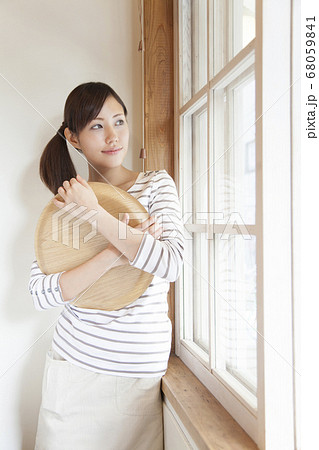 トレンチを持つカフェ店員 68059841