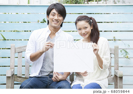 メッセージボードを持つ夫婦 メッセージボードを持つ夫婦 68059844