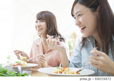 パスタを食べる女性 パスタを食べる女性 68059872