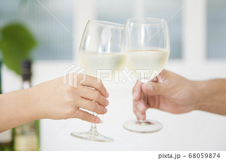 白ワインで乾杯するカップル 68059874