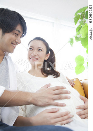 妊婦のお腹を撫でる夫 妊婦のお腹を撫でる夫 68060105