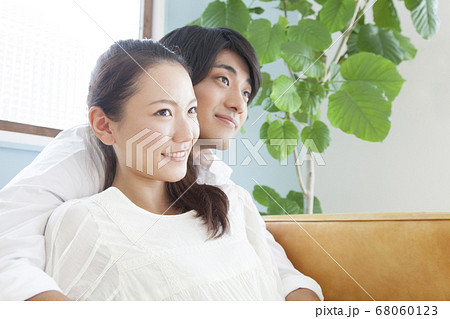 ソファで寛ぐ新婚夫婦 68060123