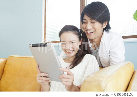 タブレットPCを見る新婚夫婦 タブレットPCを見る新婚夫婦 68060126