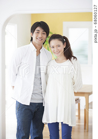 笑顔の新婚夫婦 笑顔の新婚夫婦 68060127